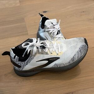 Brooks Levitate 4 Size 10